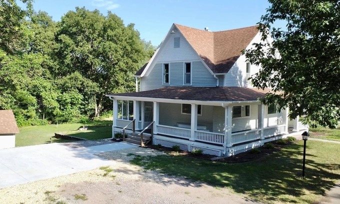 Mankato House | Cheerful 4 bedroom/2.5 bathroom home
