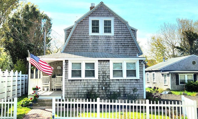 Plymouth Cottage | Cheerful Cottage Near White Horse Beach