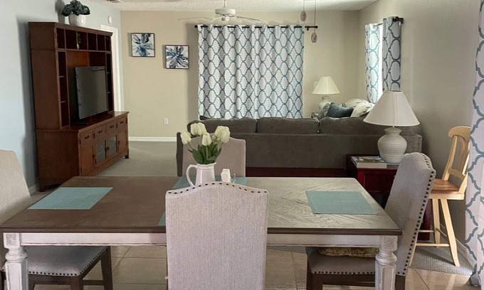 The Villages House | Cheerful Courtyard Villa in the Villages- 5 minutes from Spanish Springs.