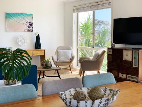 Shell Cove House | Cheerful/family friendly home with water views