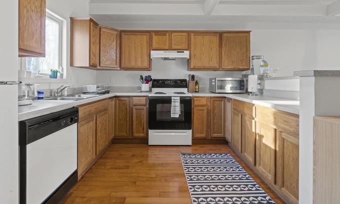 Cats Paw Cottage | Cheerful Open Space with Water Access & Fire Pit