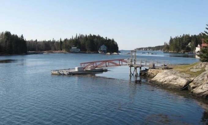 Southport Cottage | Cheerful Southport Island Waterfront Cottage, 'Tigin'