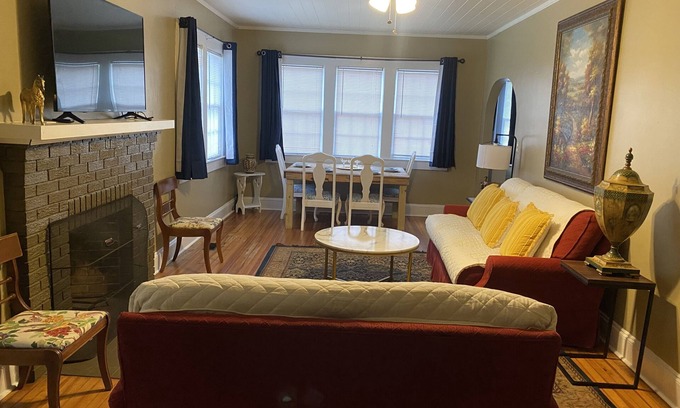 Valdosta House | Cheerful Spacious 4 Bedroom 2 Bath & plenty parking
