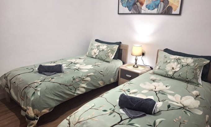 Victoria Apartment | Cherry Blossom Apartment with Courtyard - 5min Walk to Centre