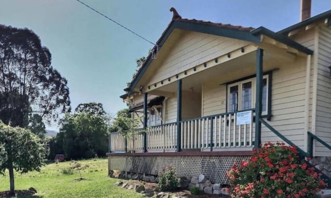 Beechworth Cottage | Cherry Blossom- Beechworth Getaways dog friendly