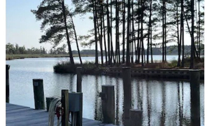 Cambridge House | Chesapeake Bay Waterfront Retreat. Access to Private Dock, Beach and Pool.