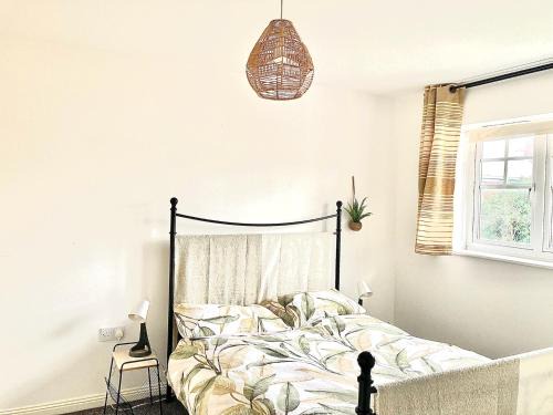 Chessington House | Chessington Home Stay , 3 Bed 6 Guests Free Parking Near M25 JCT9, Chessington world of Adv Resort, Kingston, Epsom, Great for Families & Groups