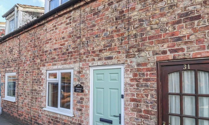 Driffield Cottage | CHESTNUT COTTAGE, pet friendly, with open fire in Great Driffield