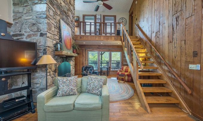 Canton Cabin | Chestnut House | Mountain Views & River Access!