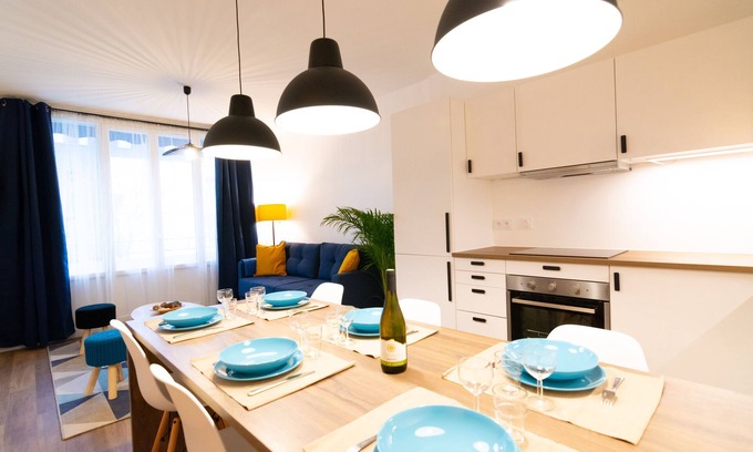 Grand Clement Apartment | ⭐️ Chez Jules - Tram, Bus, 8 pers, 3ch, wifi ⭐️