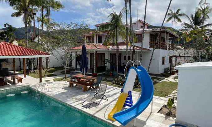 Juquehy Villa | Chez Marguera em Juquehy - Luxo com muito espaço, conforto e lazer - incluso roupas de cama e banho, diarista, serviço praia, piscina aquecida, maquina gelo, cervejeira, karaoke - PET friendly