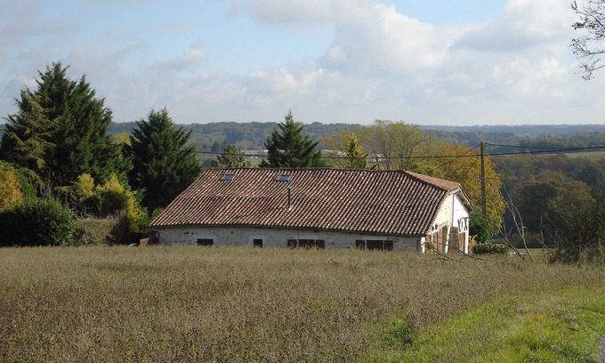 Varaignes Cottage | Chez Marot is a very comfortable light and atmospheric one bedroom gite.