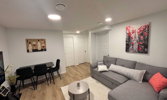 Southwest Edmonton Cabin | Chezeey’s Home - Refresh, Relax, Work & Unwind - new beautiful basement suite