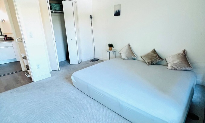 Downtown San Jose Apartment | Chic 1-bedroom apartment in fabulous San Jose with WiFi, fitness room Room