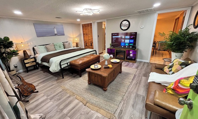 Ashburn Apartment | Chic 1-bedroom apartment with WiFi, AC in welcoming Ashburn