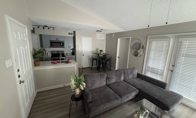 Lake Highlands Apartment | Chic 1-bedroom apartment with AC, WiFi in awesome Dallas