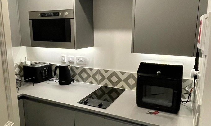 Old Town Apartment | Chic 1BD Flat with Views of Edinburgh Castle