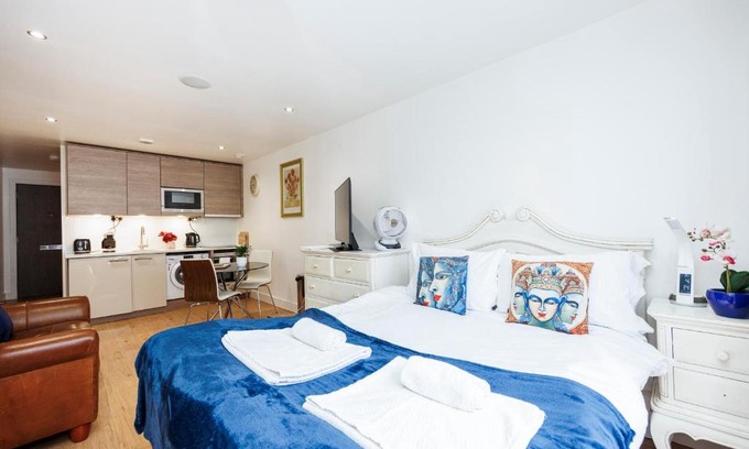 Sands End Apartment | Chic 1BED Waterfront Studio Retreat