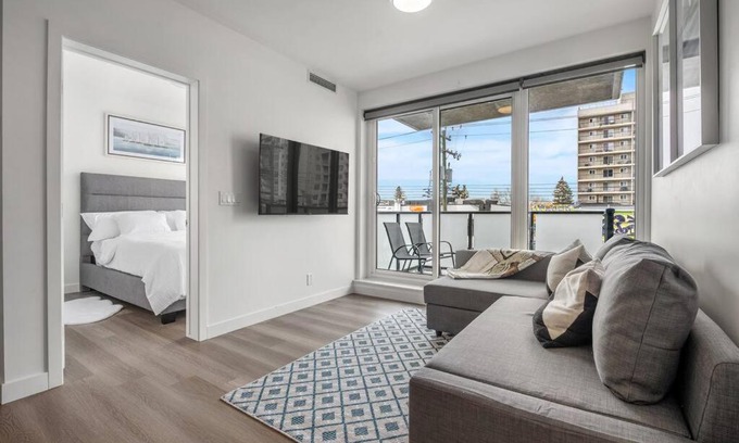 Sunnyside Apartment | Chic 1BR Kensington unit With Parking