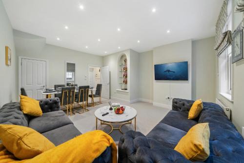 City of Westminster Apartment | Chic 2 Bed Maisonette in Mayfair 32A