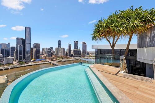 South Brisbane Apartment | Chic 2-Bed with Rooftop Pool Overlooking the City