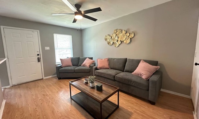 Central Arlington Apartment | Chic 2-bedroom apartment in charming Arlington with WiFi, AC