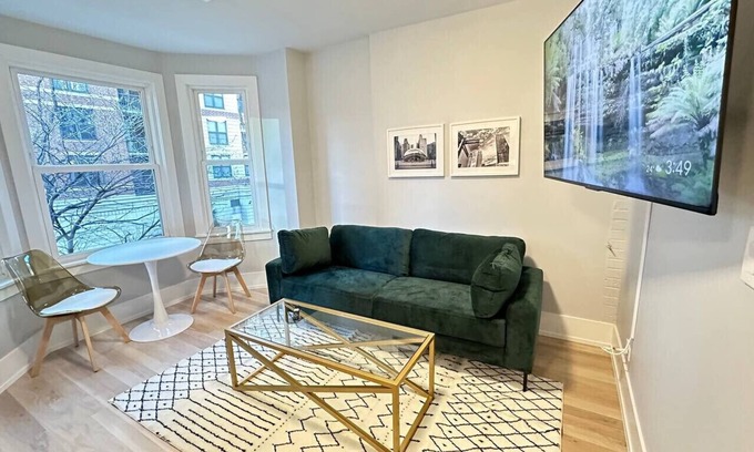 Near North Side Apartment | Chic 2-Bedroom Condo in Gold Coast – Modern & Newl
