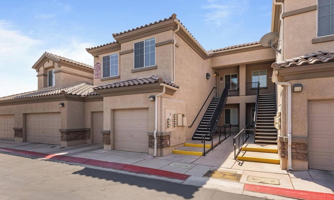 North Las Vegas Condo | Chic 2-bedroom condo w/nice office, pool and WiFi in fantastic North Las Vegas