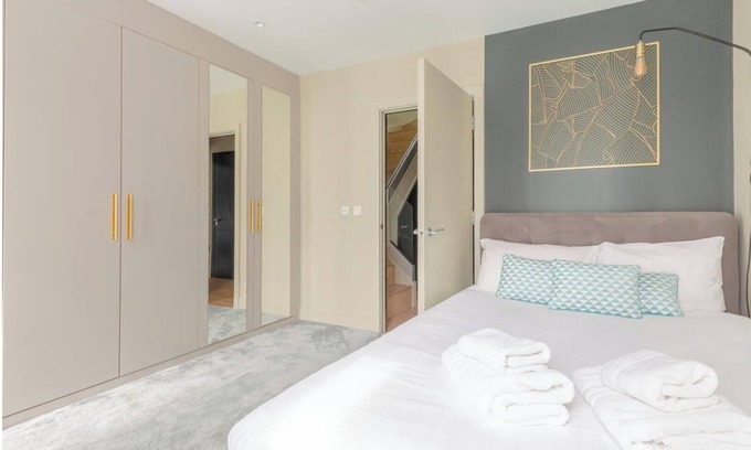 Queen's Park Apartment | Chic 2BD Flat with Roof Terrace, Ladbroke Grove