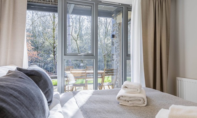 Backbarrow Apartment | Chic 2BR Apartment in Backbarrow for Small Groups