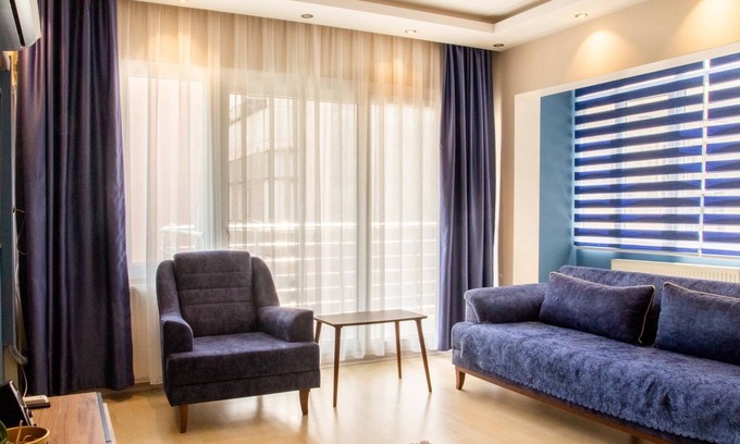 Guzelyalı Mahallesi Apartment | Chic and Centrally Located Flat in Izmir