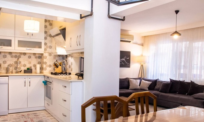 Konak Apartment | Chic and Convenient Flat 6 min to Coast