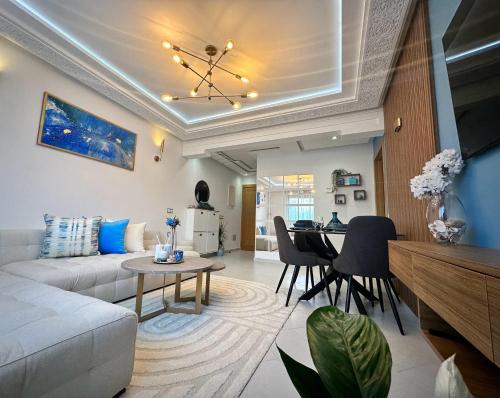 Secteur Touristique Apartment | Chic beachside Apt,Mountain view