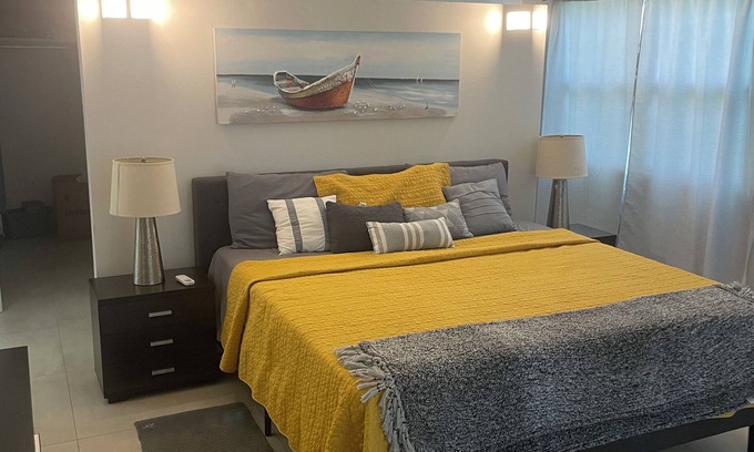 Runaway Bay Villa | Chic Beachside Escape in Marina Bay – Just a few steps away from Sand & Sun!