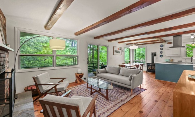 Richmond Apartment | Chic Cottage at Richmond Pond