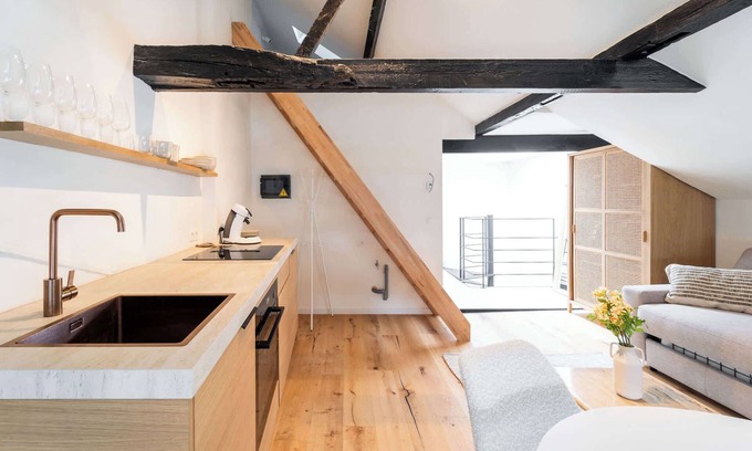 Historisch centrum Apartment | Chic Duplex Steps from Grote Markt