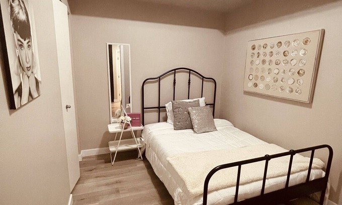 Fort Gary Condo | Chic Entire 2 bedroom 1 bath condo + Gym + Free parking
