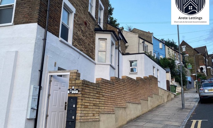 Woolwich Apartment | Chic Escape: Cozy Home | Weekly/Monthly Stays!