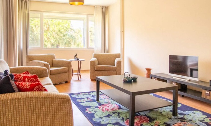 Karsiyaka Apartment | Chic Flat w Balcony By Bostanli Coast in Karsiyaka