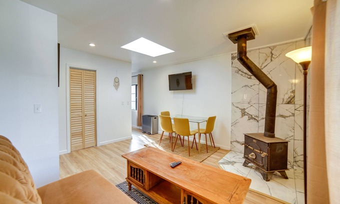 Cleone Apartment | Chic Fort Bragg Vacation Rental - Walk to Beach!