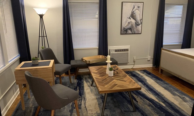 Parrot Cove Apartment | Chic Haven (1.5 mls 🏖 & .3 ⛳️ Golf Club) JFK 3.2 /Delray Med 16/St Mary 13