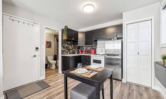 Mount Pleasant Apartment | Chic Inner-City Studio - Your Cozy Calgary Escape!