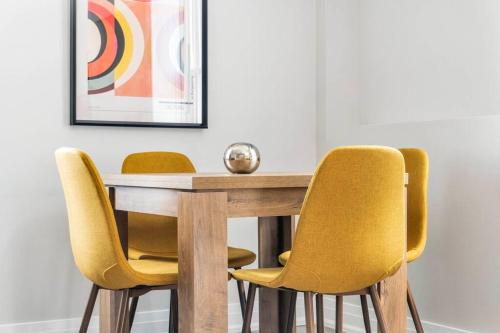 Peterborough Apartment | Chic Mid-Century Flat Downtown