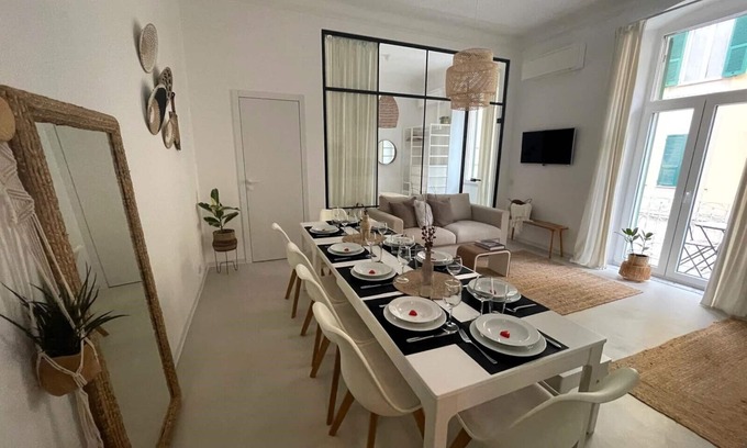 La Spezia Historic Centre Apartment | Chic & modern for groups & families-10 guests, in city center with 2 balconies