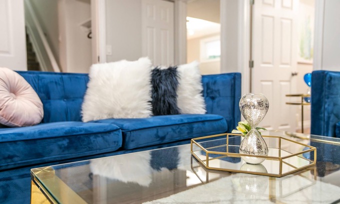 Northwest Edmonton House | Chic Modern Suitekingbedfireplace?centralclean