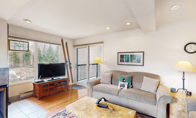 Vail Condo | Chic mtn-view condo near golf & Nordic center with pool, hot tub, game room