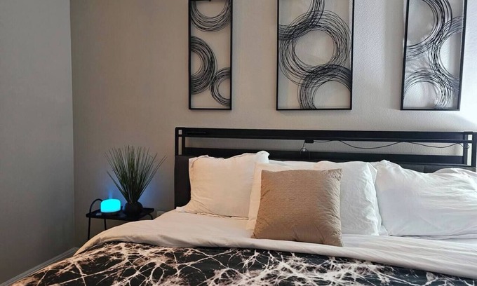Las Vegas Apartment | "Chic Oasis 5 Min to The Strip"
