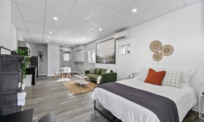 Walkerville Apartment | Chic Studio in Walkerville | 5 Mins to Downtown