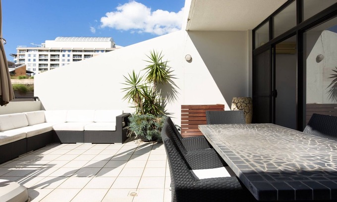 Darling Harbour Apartment | Chic Unit with Rooftop Terrace near Sights & Shops