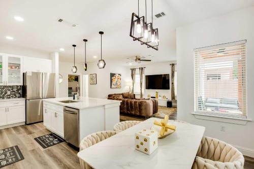 West Dallas House | Chic West Dallas Home with Patio Near Downtown!